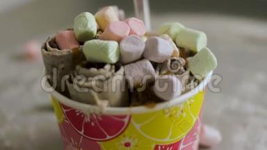 卷制水果冰淇淋分离。 剪辑。 上景特写。 泰国冰淇淋是一种很棒的甜点。 冰淇淋玫瑰花